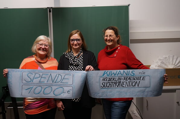 Spendenübergabe durch KIWANIS beim Adventscafé