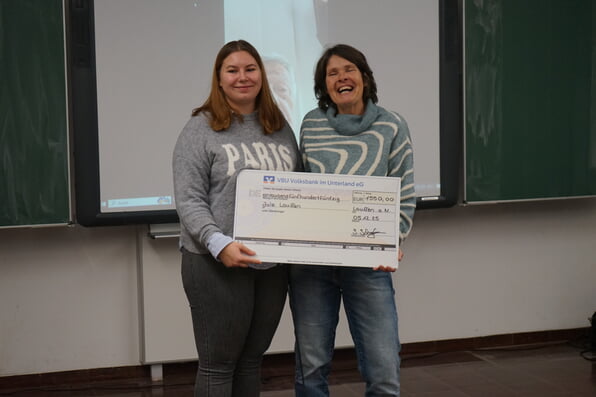 Scheckübergabe durch Tanja Schäfer an Frau Baier (JuLe)