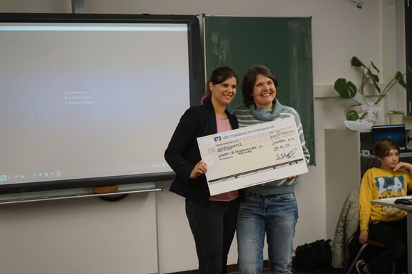 Scheckübergabe durch Alexandra Nixel und Tanja Schäfer